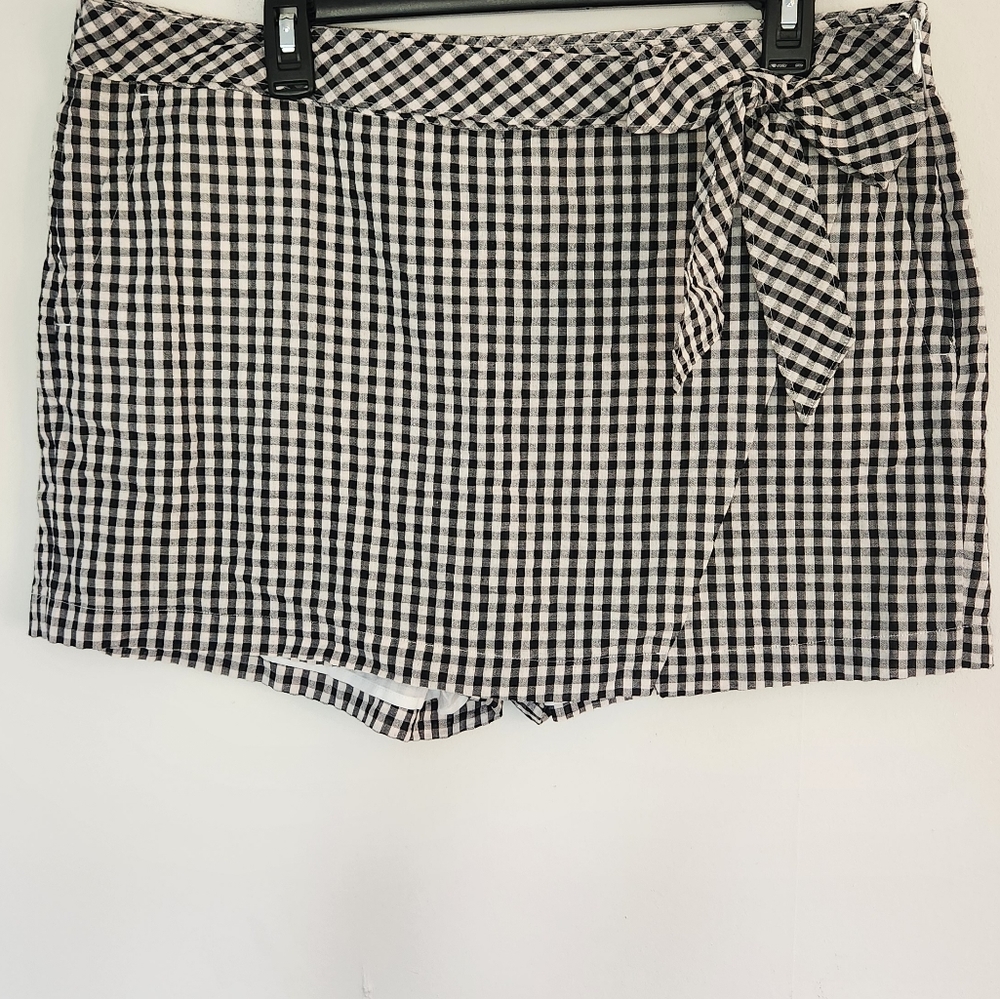 Vineyard Vines Black and White Gingham Shorts